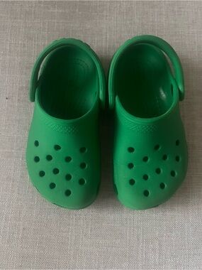 CROCS classic green kids clogs, boys/girls/unisex size 8, outdoors playground
